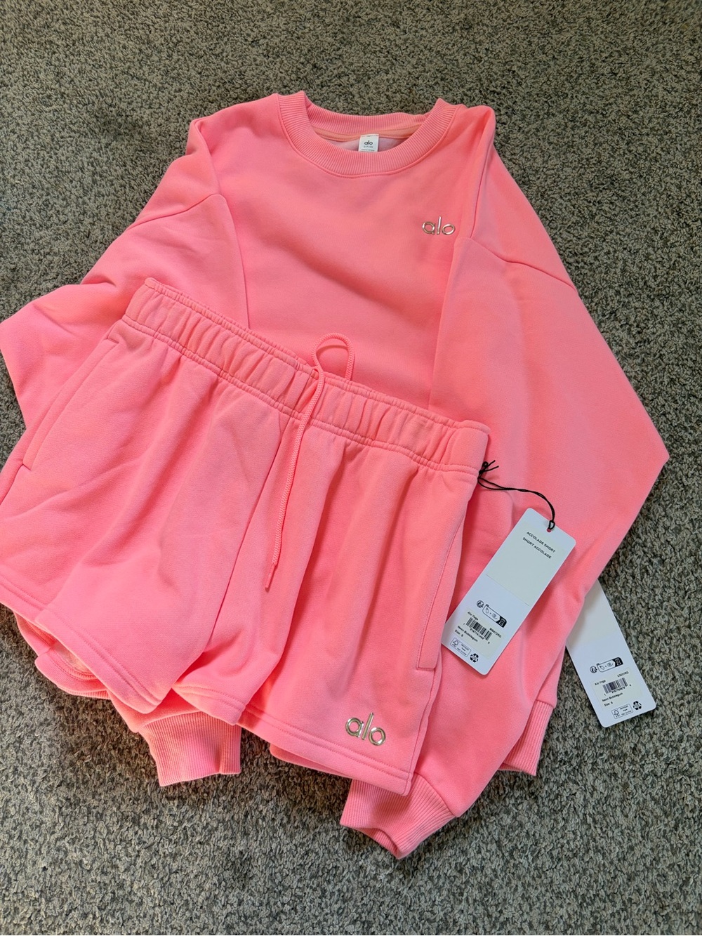 ALO Yoga Women's Bubble Gum Pink Crewneck jumper and Lounge Shorts BNWT - Picture 2 of 3